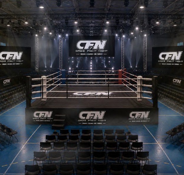 Montaje del ring de CFN en el Pabellón Angelita Alta con iluminación de evento